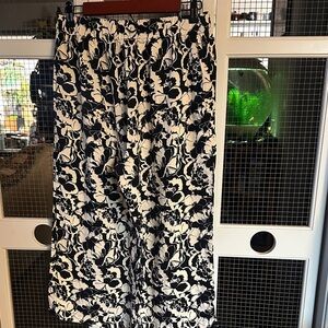Monochrome Floral Wide-Leg capri Pants